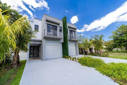 Villa Las Olas Designer Retreat With A Heated Pool!