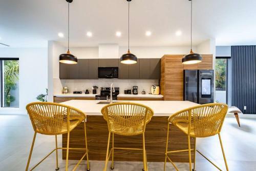 Villa Las Olas Designer Retreat With A Heated Pool!