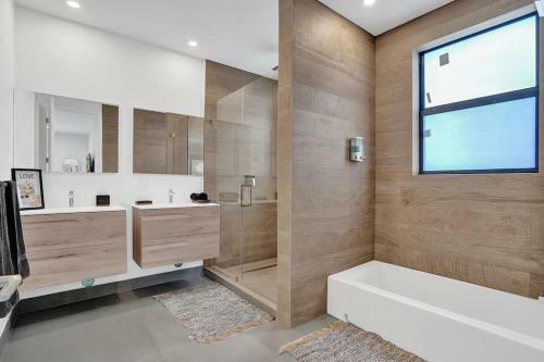 Villa Las Olas Designer Retreat With A Heated Pool!