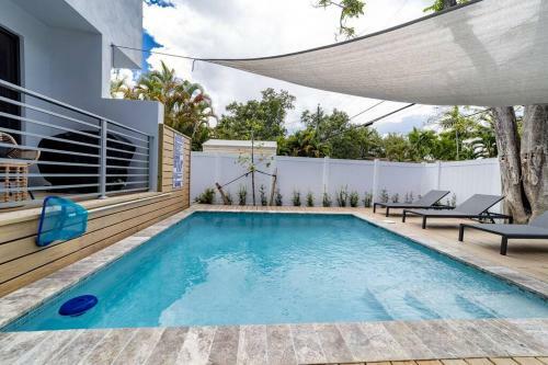 Villa Las Olas Designer Retreat With A Heated Pool!