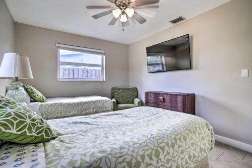 Fantastic Oasis With Fire Pit Less Than 6 Mi To Beach!