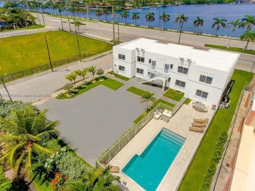 Modern Apartment W Bay View Pool Brm