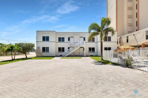 Modern Apartment W Bay View Pool Brm