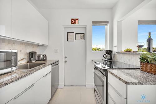 Modern Apartment W Bay View Pool Brm