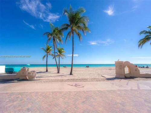 Modern Apartment W Bay View Pool Free Parking