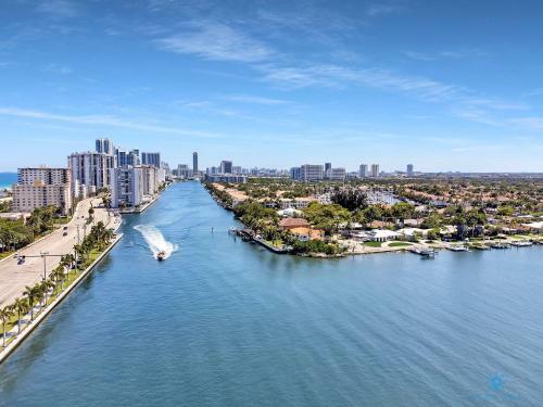 Modern Apartment W Bay View Pool Free Parking