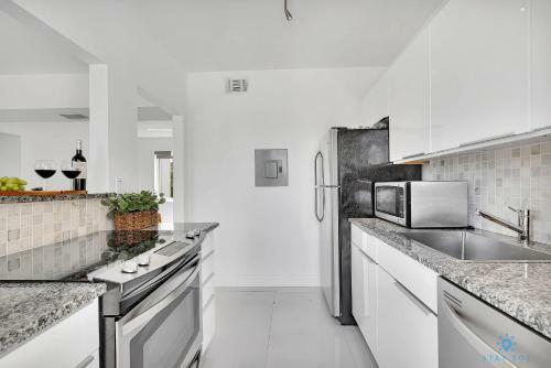 Modern Apartment W Bay View Pool Free Parking