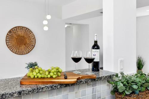 Modern Apartment W Bay View Pool Free Parking