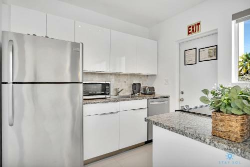 Modern Apartment W Bay View Pool Free Parking