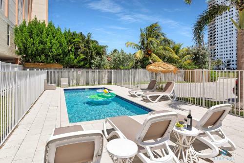 Modern Apartment W Bay View Pool Free Parking