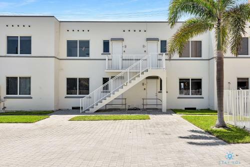 Modern Apartment W Bay View Pool Free Parking