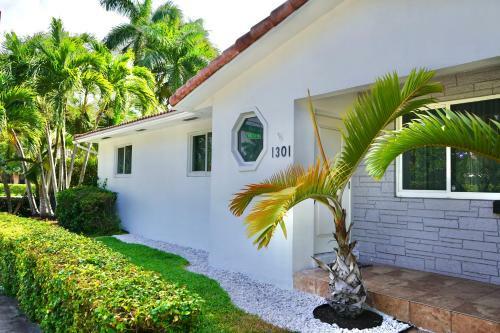 Gorgeous Modern Villa 5 Minutes From The Beach