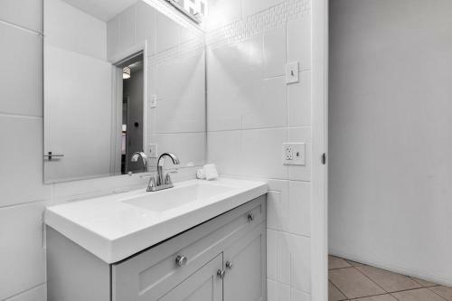 Hollywood Hills 3bd Home With Backyard