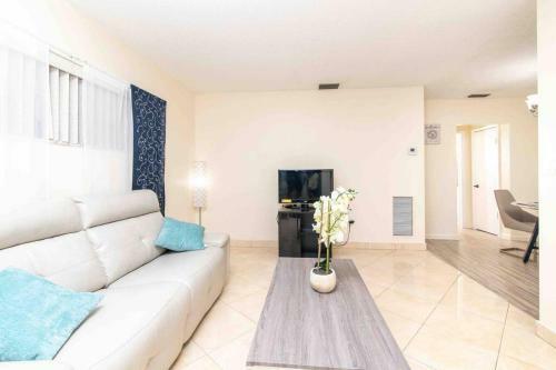 Spacious Apartment Close To Hardrock & Ftl Airport