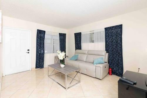Spacious Apartment Close To Hardrock & Ftl Airport