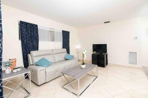 Spacious Apartment Close To Hardrock & Ftl Airport