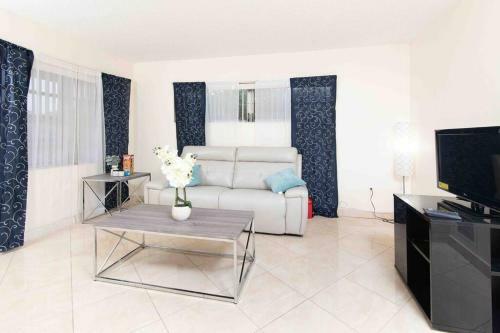 Spacious Apartment Close To Hardrock & Ftl Airport