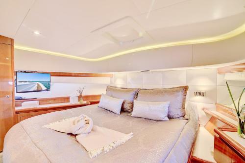 Luxurious 3 Bedroom Yacht Fontainebleau