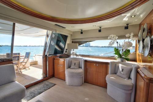Luxurious 3 Bedroom Yacht Fontainebleau
