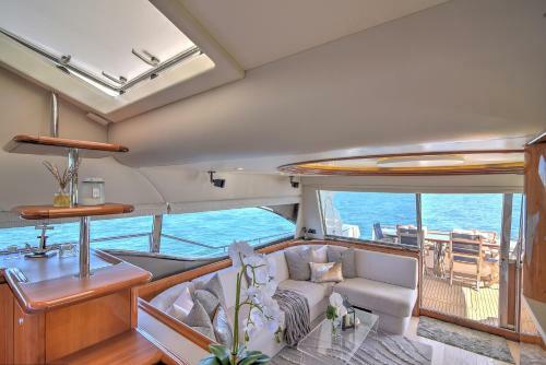 Luxurious 3 Bedroom Yacht Fontainebleau