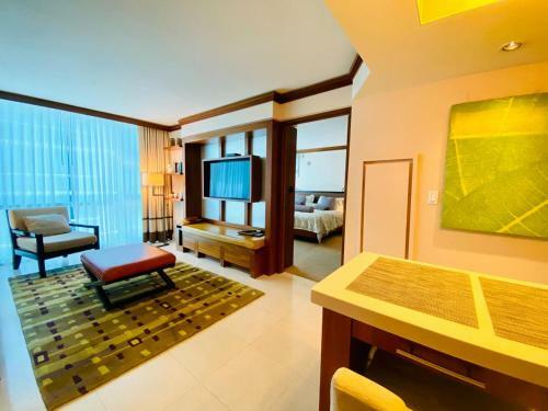 Ocean Access 2br Apartment Carillon