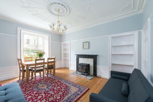 5 Bedrooms Central Apartment