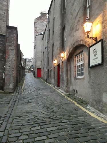Edinb&b