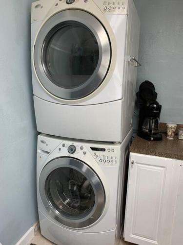Beach Castaway Cottage (a) 2 Br, Kit, Laundry, Riverview