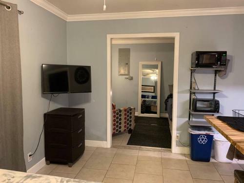 Castaway Beach Cottage (b) 1 Br, Kitchenette, Waterview