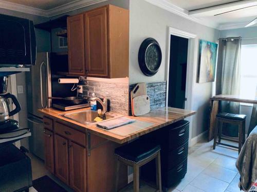 Castaway Beach Cottage (b) 1 Br, Kitchenette, Waterview