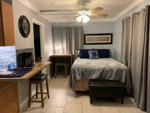 Castaway Beach Cottage (b) 1 Br, Kitchenette, Waterview