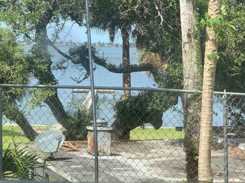 Castaway Beach Cottage (b) 1 Br, Kitchenette, Waterview