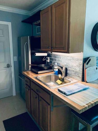 Castaway Beach Cottage (b) 1 Br, Kitchenette, Waterview
