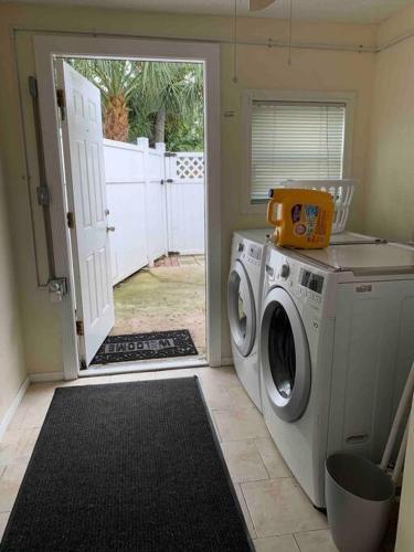 Castaway Beach Cottage (b) 1 Br, Kitchenette, Waterview