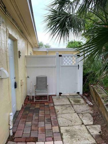 Castaway Beach Cottage (b) 1 Br, Kitchenette, Waterview