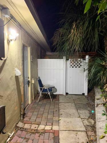 Castaway Beach Cottage (b) 1 Br, Kitchenette, Waterview