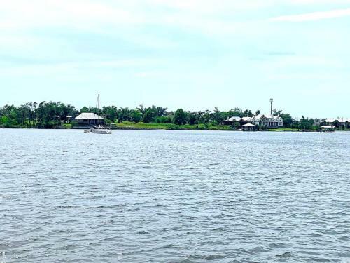 Immaculate 2 Bdr Boat, Great Sunsets, Free Parking
