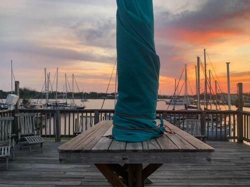 Immaculate 2 Bdr Boat, Great Sunsets, Free Parking