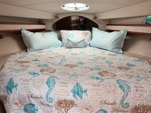 Immaculate 2 Bdr Boat, Great Sunsets, Free Parking