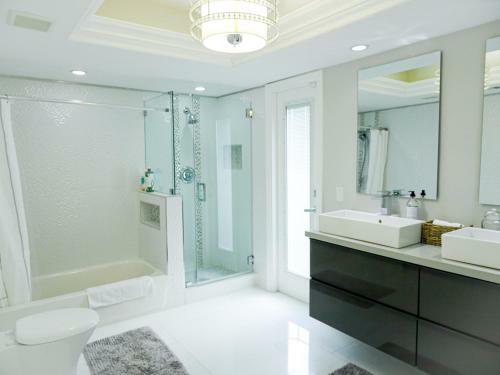 Luxury Pool Home 15 Min From Airport