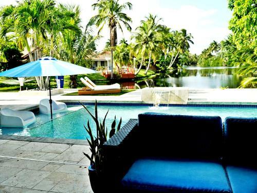 Luxury Pool Home 15 Min From Airport