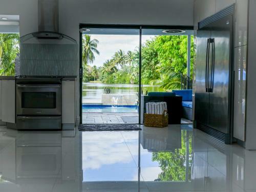 Luxury Pool Home 15 Min From Airport