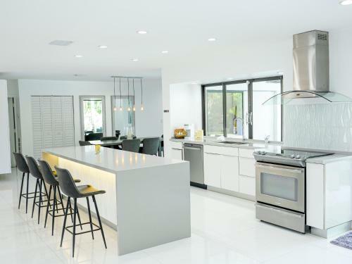 Luxury Pool Home 15 Min From Airport
