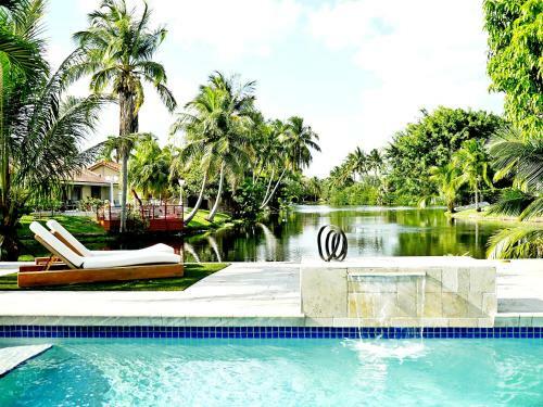 Luxury Pool Home 15 Min From Airport