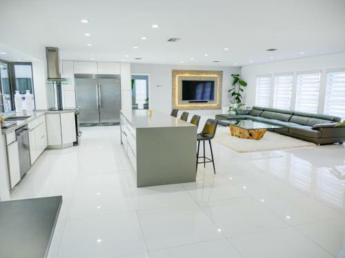 Luxury Pool Home 15 Min From Airport