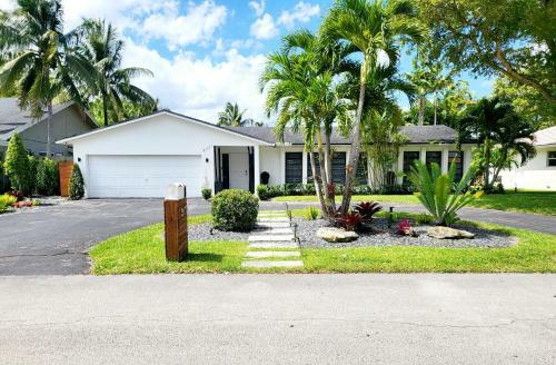 Luxury Pool Home 15 Min From Airport