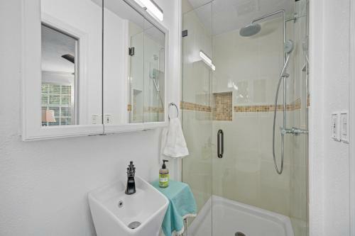 Amazing 5br King-pool & Spa A Block From The Bay