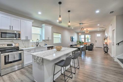 Contemporary Tampa Abode With Fully Fenced Yard