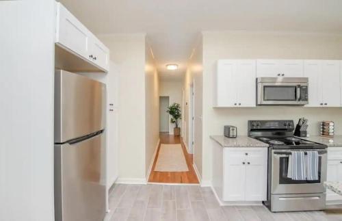 Renovated Spacious Home - Sleeps 9