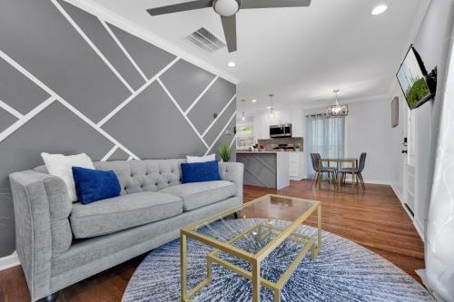 Eclectic 3-br Upstairs Unit W/free Parking & Wi-fi